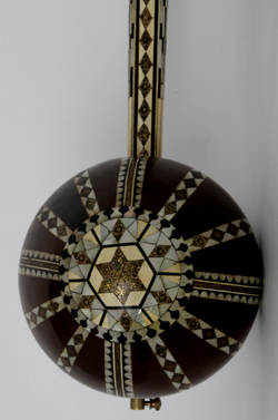 کمانچه ی زینت کاری شده ی کهن