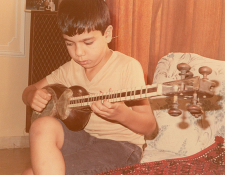 پرهام در هنگام نواختن تار