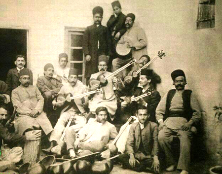 جناب میرزا در کارگاه تارسازی یحیی خان